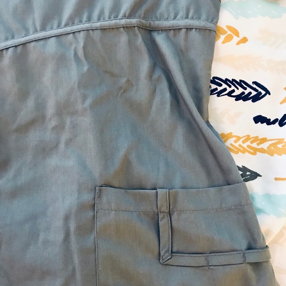 🎁 3/$10 GRAY SCRUB TOP SIZE MEDIUM - Picture 3 of 7